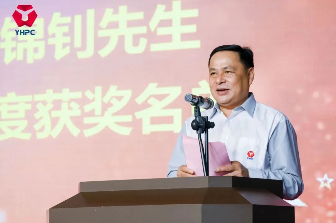 1673319166318655.jpg 副總經(jīng)理宣讀表彰決定.jpg