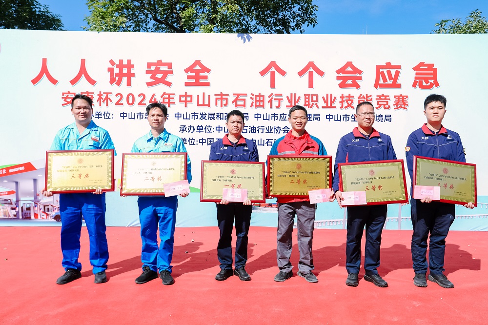 徐克偉董事長(zhǎng)與全體員工大合照 徐克偉董事長(zhǎng)與全體員工大合照