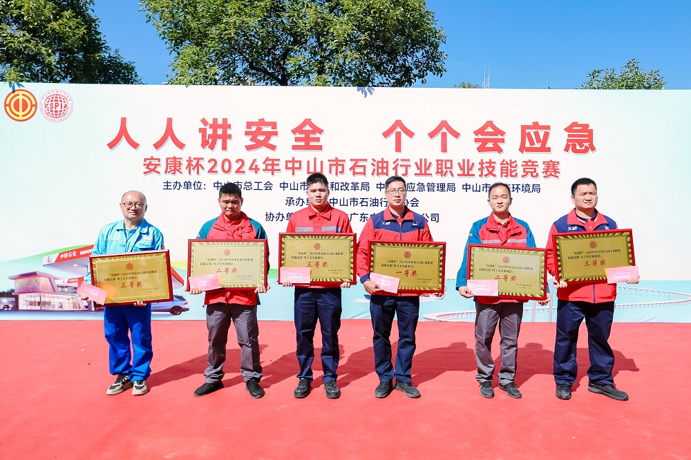 徐克偉董事長(zhǎng)與全體員工大合照 徐克偉董事長(zhǎng)與全體員工大合照